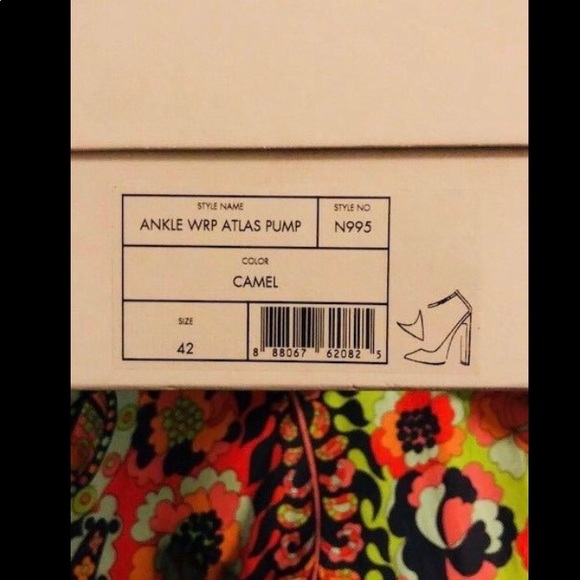 REED KRAKOFF TWO-TONED PATENT LEATHER PUMPS - Picture 6 of 6